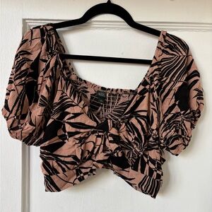 Cute stretchy crop top
Can be worn off the shoulders